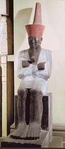 Statue von Mentuhotep II, thronend und mit der roten Krone von Unterägypten, aus dem Totentempel von Mentuhotep II, Mittleres Reich